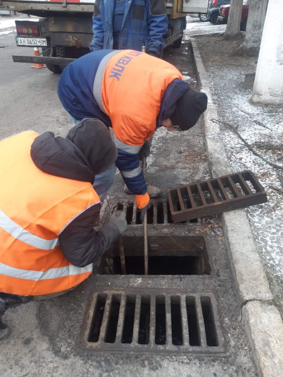 Прочистили зливи на низці вулиць Харкова комунальники